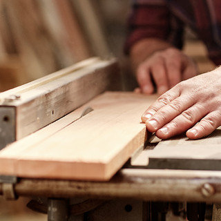 asse di legno con mano che lo lavora