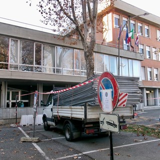 Grugliasco, lavori in corso in piazza Matteotti per riqualificare il palazzo comunale