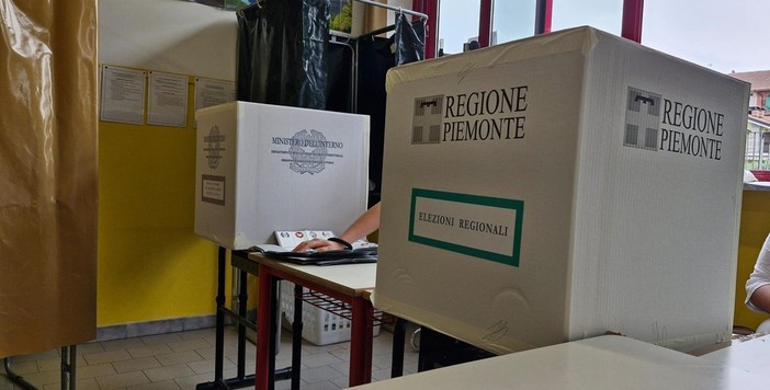 Elezioni 2024, l'affluenza ancora scarseggia: a metà del secondo giorno poco più del 25%