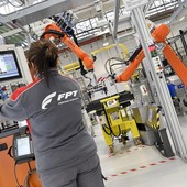 Operai al lavoro nello stabilimento FPT di Torino