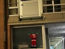 Babbo Natale sotto una porta chiusa