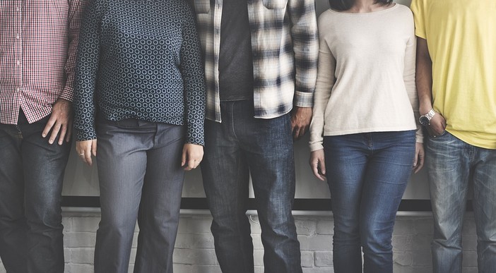 gruppo di giovani in piedi