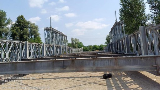 Viabilità, in corso il montaggio del ponte provvisorio sul Ceronda a Venaria Reale