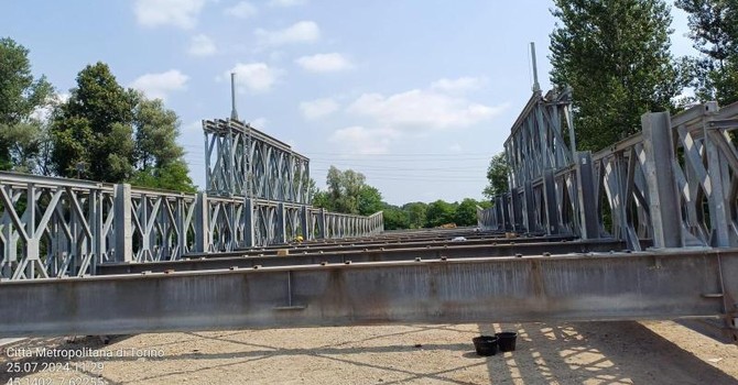 Viabilità, in corso il montaggio del ponte provvisorio sul Ceronda a Venaria Reale