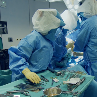 sala operatoria con medici in azione