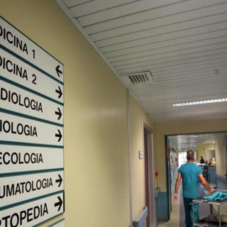 ospedale con scritte e indicazioni