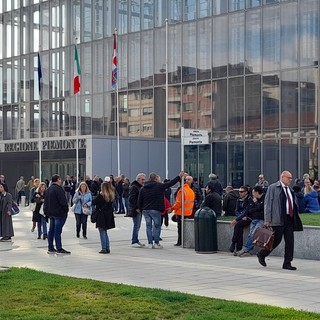 protesta dei lavoratori davanti al grattacielo della Regione