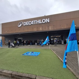 Presidio davanti al punto vendita Decathlon di Grugliasco