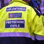 volontario della protezione civile di spalle