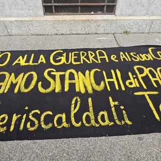 protesta con striscioni