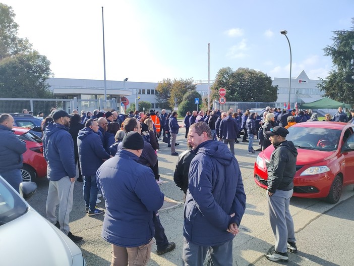 protesta davanti alla Lear di Grugliasco