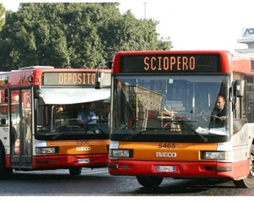 Il venerdì nero dei trasporti: sciopero dei mezzi pubblici e senza le fasce di garanzia