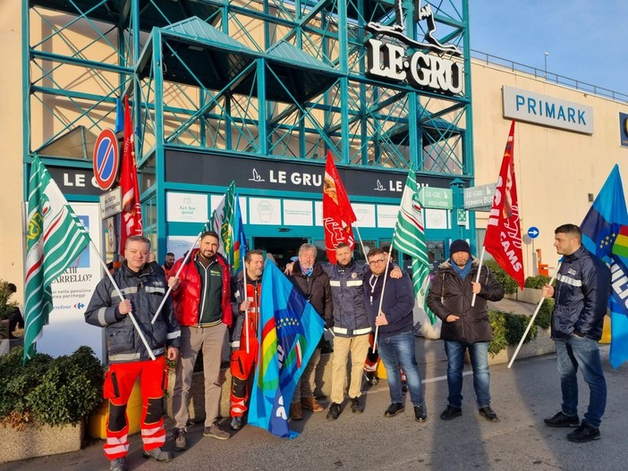 Cambio d'appalto e polemica a Moncalieri, La Certosa e Le Gru: gli addetti protestano e scioperano