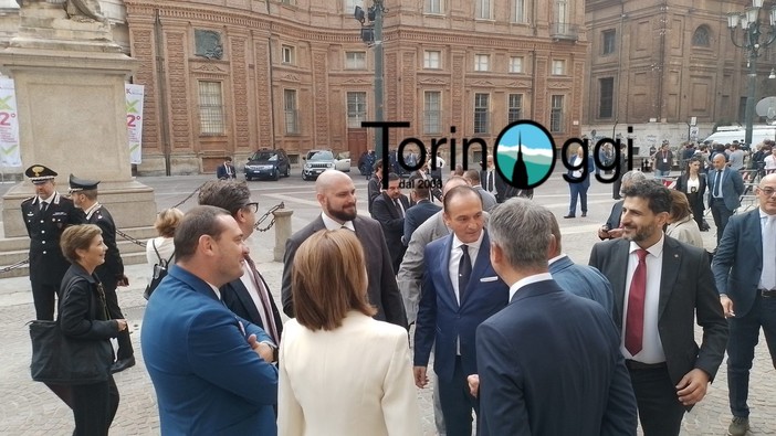 Gruppo di persone che parlano in piazza Carignano