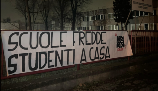 &quot;Scuole fredde, studenti a casa&quot;, lo striscione di Azione studentesca davanti al Curie-Vittorini di Grugliasco